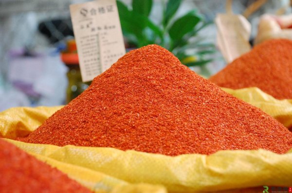 Distinguish dyed pepper noodles, and a tissue can easily reveal the original shape