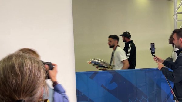 I always think of the captain! 🎥Royce s mixed zone was interviewed, and B paid him a trophy🏆