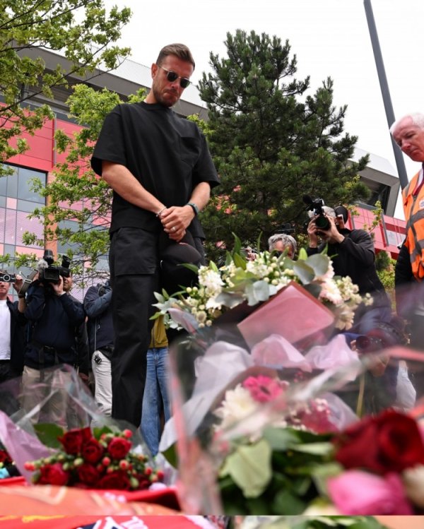 Silently choked😢The old captain Henderson returned to Anfield to offer flowers to Jota