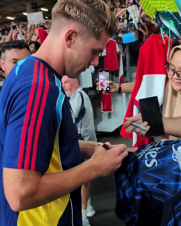 Arsenal players sign autographs + pull banners to express their gratitude to Singapore fans after the game
