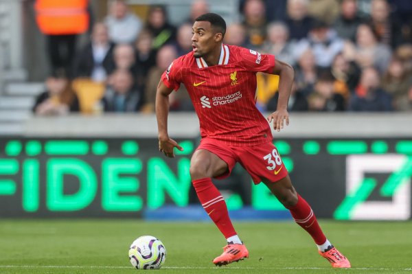 Fighting fiercely, Newcastle vs. Liverpool fouls in the first half of the two sides made a total of 19 season-highs