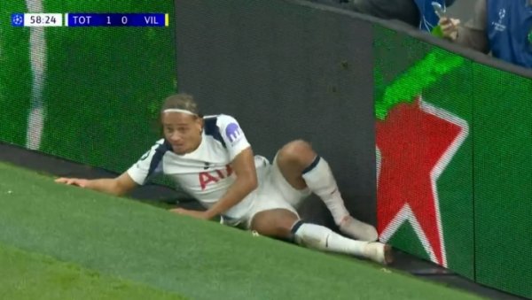 This is painful enough...Simmons saved the ball at the bottom line and slid out of the bottom line, causing the billboard to be broken on the sidelines.