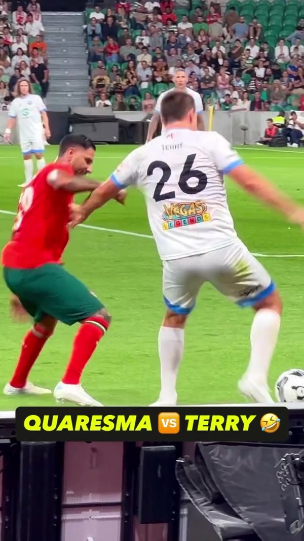 Unexpected development🤣4-year-old Terry Legend single defense against Quaresma, so she was so defensive that she rolled all over the ground