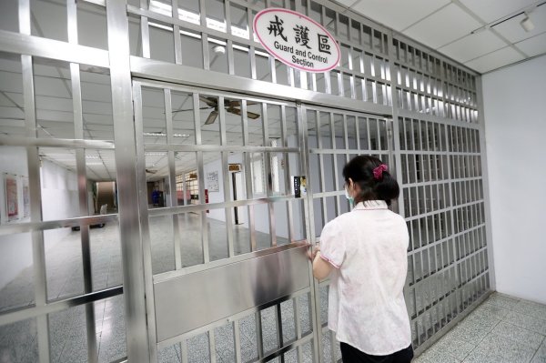 The 30-year-old female policeman and the prisoner had sex in the cell and also made a video to spread the news! Psychiatric Medicine Revealed 6 Reasons: It’s not accidental